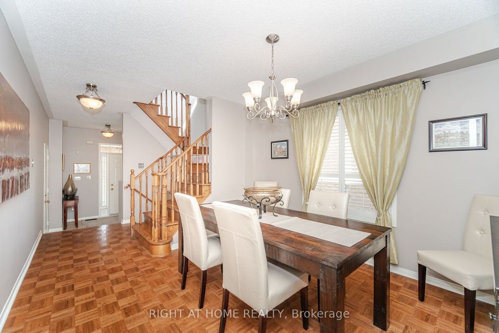 Photo of 910 Oaktree Crescent, Newmarket, ON L3X 2Z1 (MLS # N12425387)
