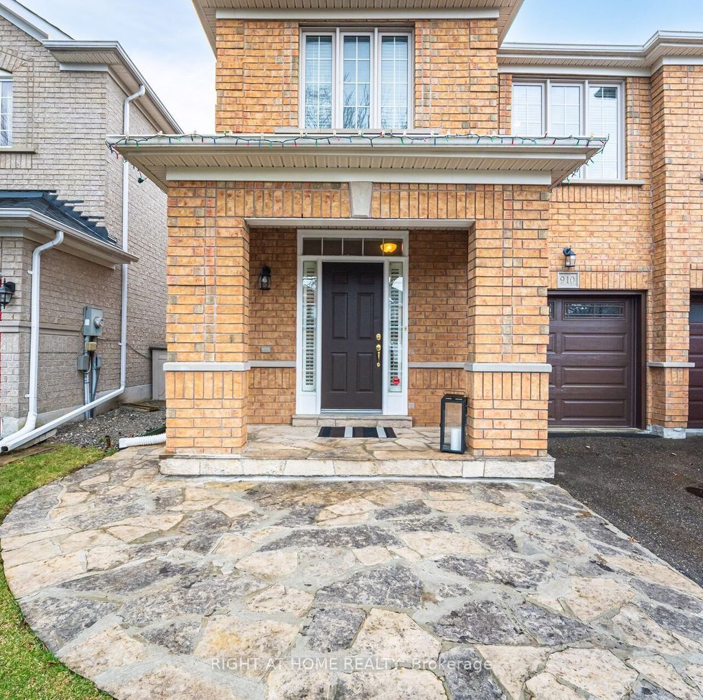 Photo of 910 Oaktree Crescent, Newmarket, ON L3X 2Z1 (MLS # N12425387)
