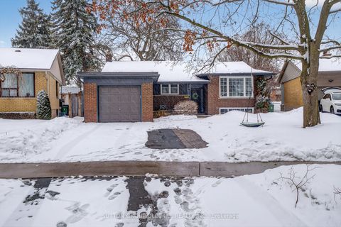 16 Brook Tree Crescent Toronto ON M9P 1L1