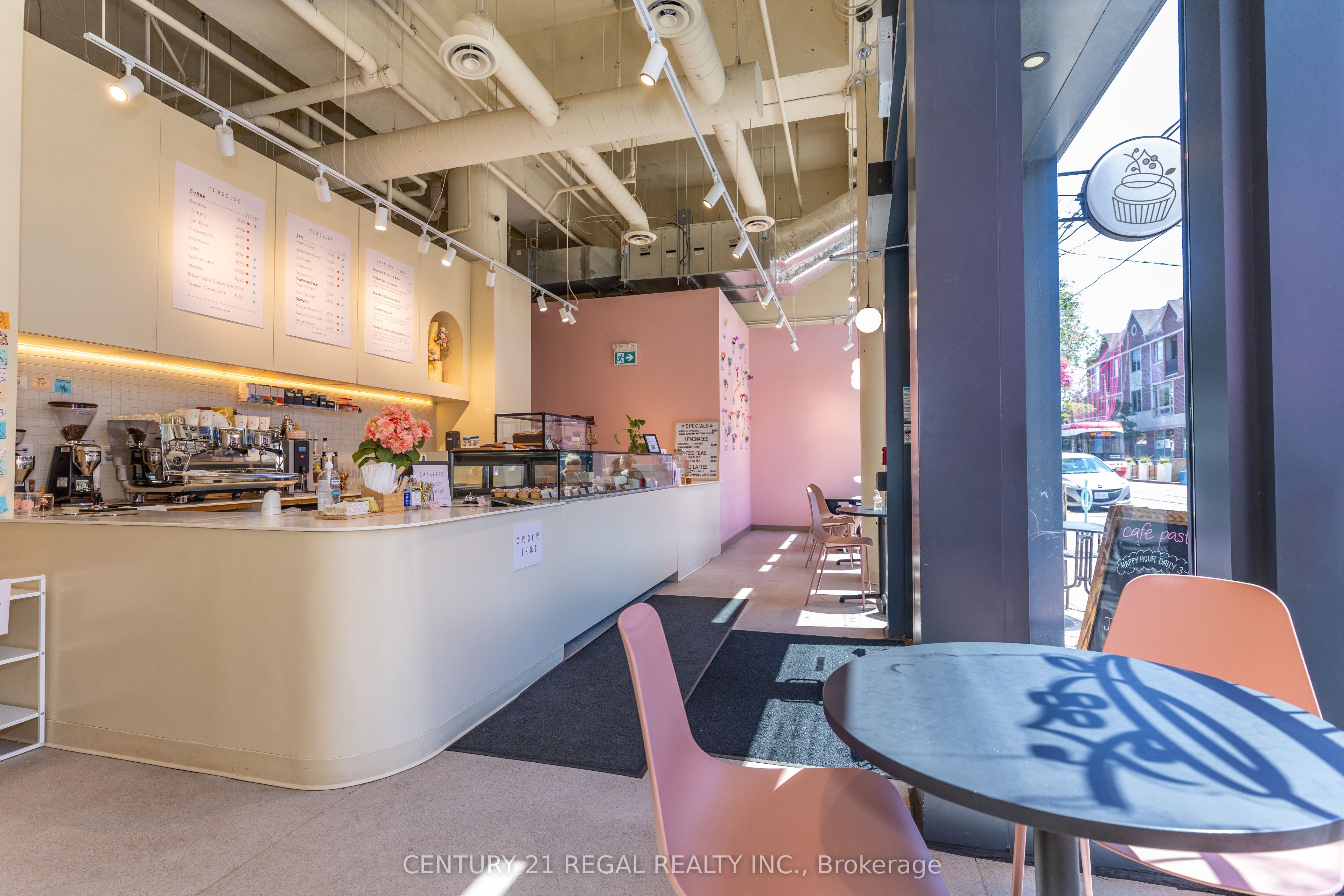 862 Dundas Street W