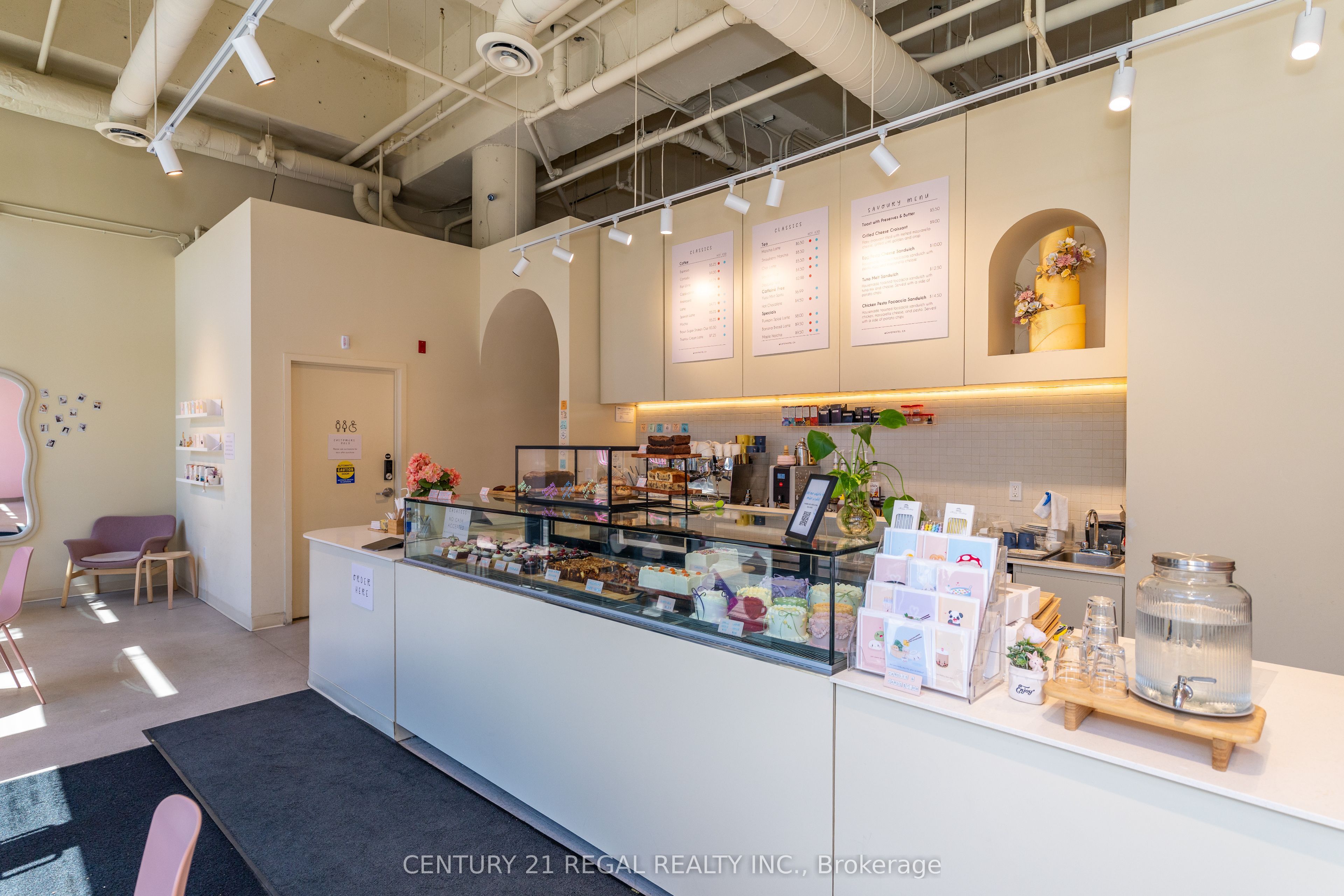 862 Dundas Street W