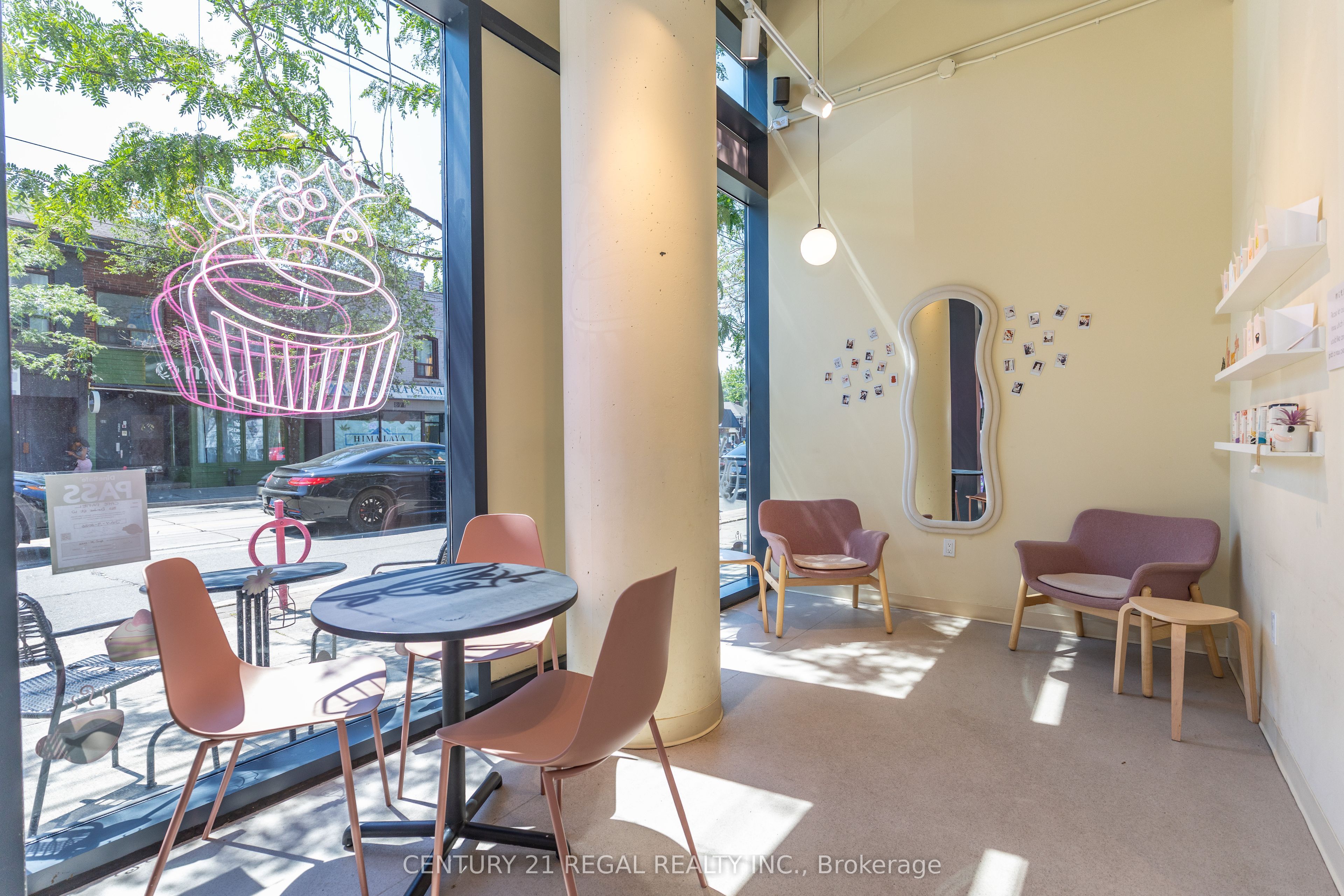 862 Dundas Street W