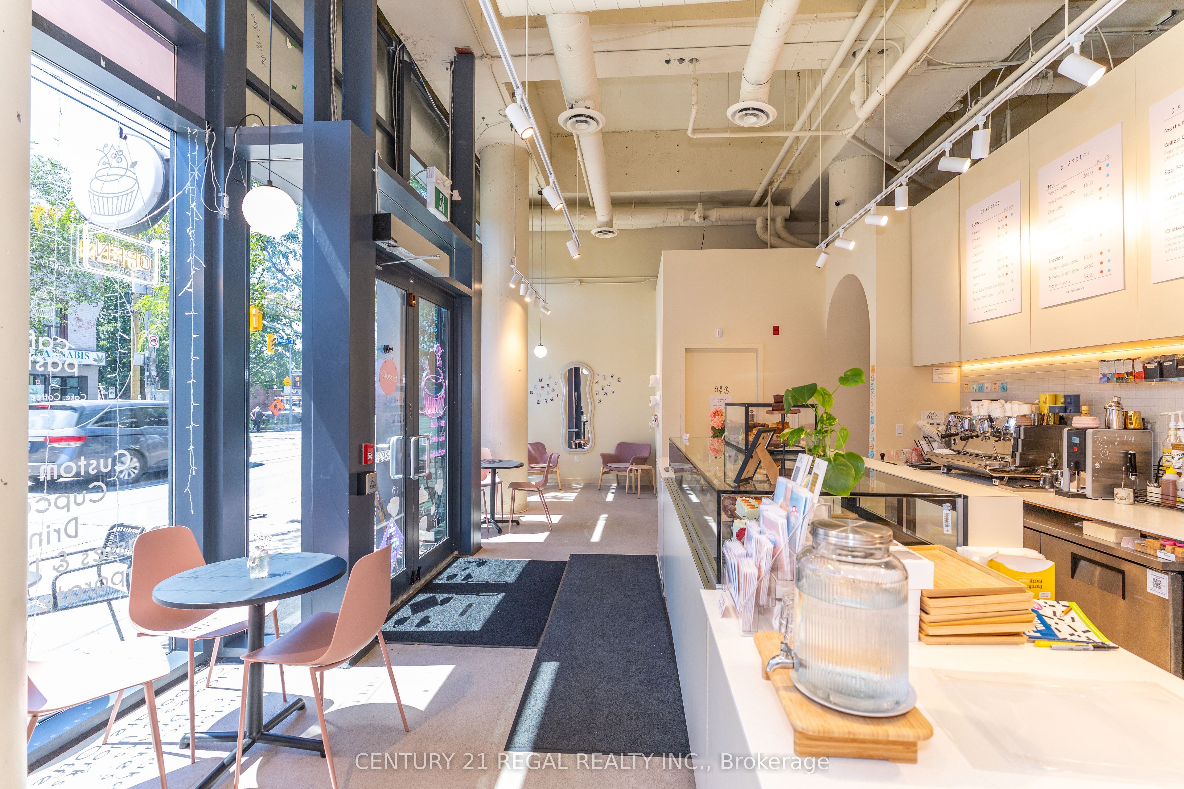 862 Dundas Street W