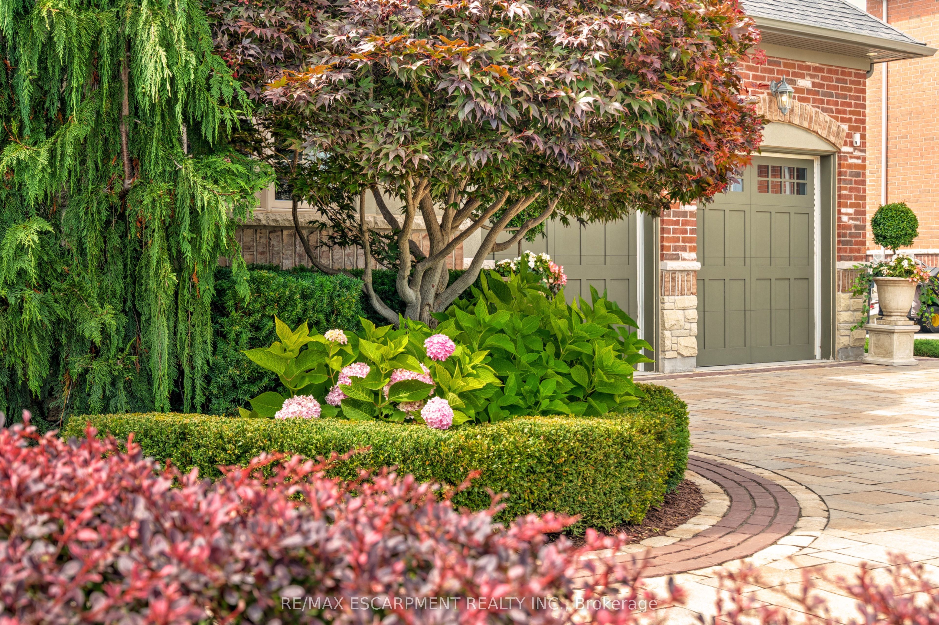 4 Holdroyd Court