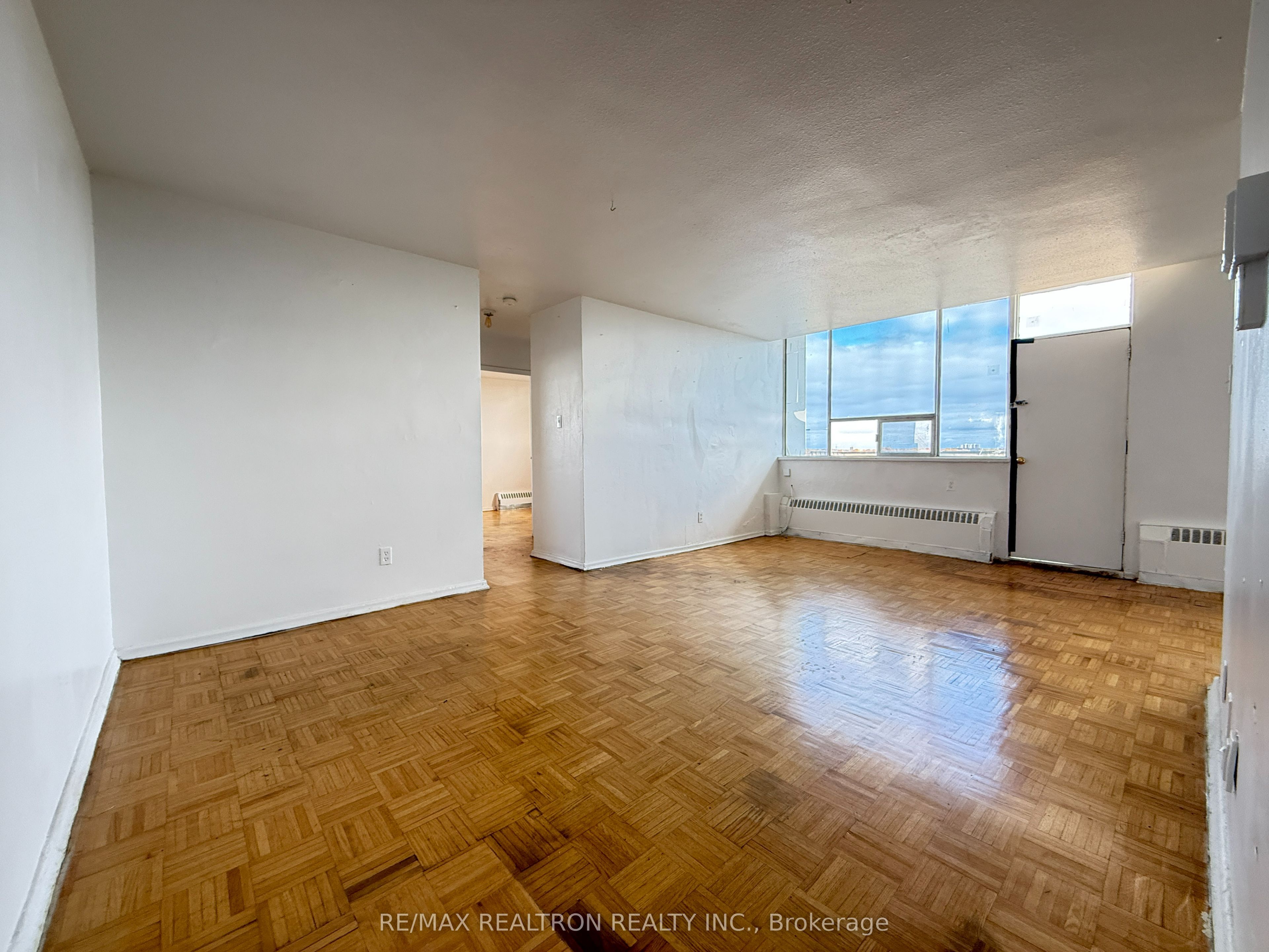 Photo 1 of 5 — 500 Dawes Road 419, Toronto, ON M4B 2G1