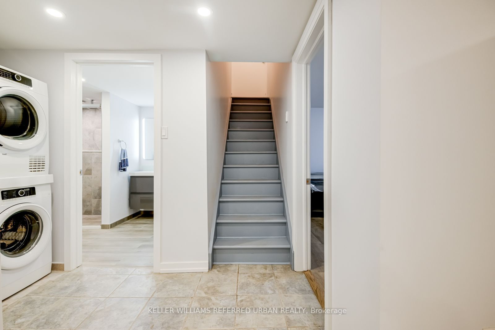 2556 Lake Shore Boulevard W Lower