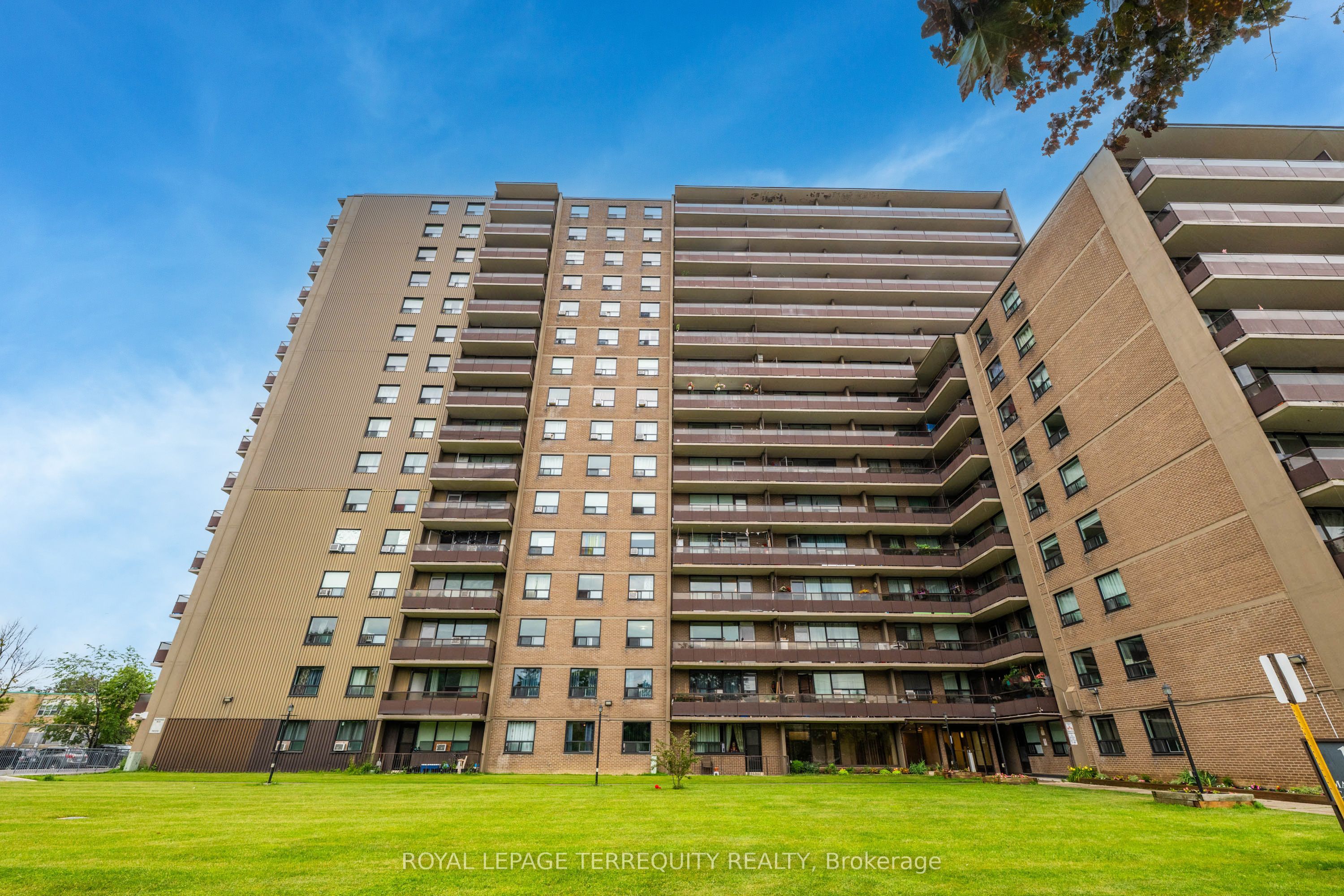 Photo 1 of 37 — 180 Markham Road 816, Toronto, ON M1M 2Z9