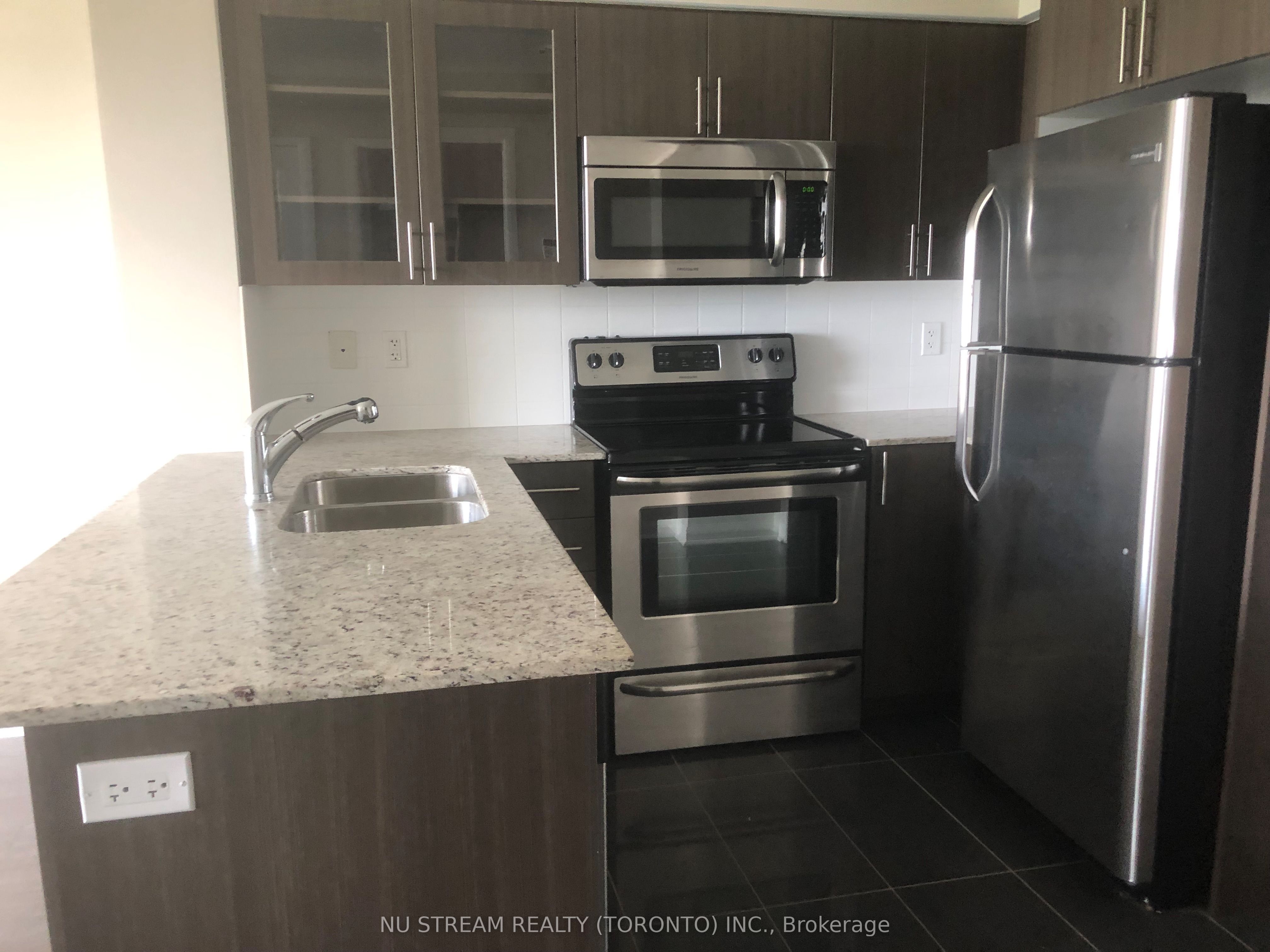 75 NORMAN BETHUNE Avenue 921
