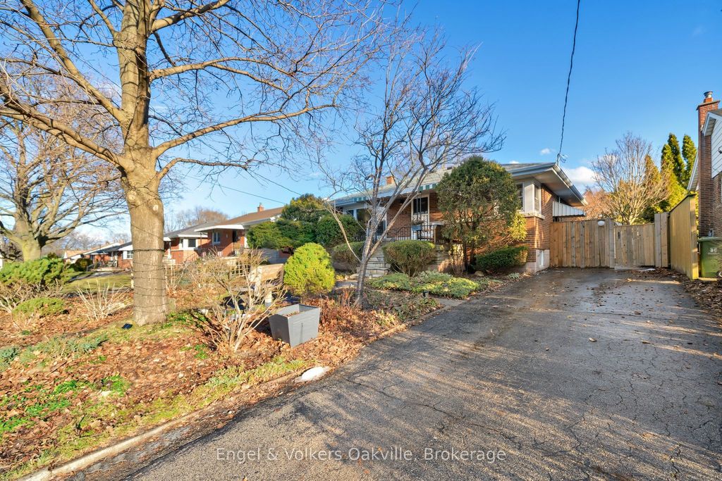 Photo of 115 Welbourn Drive, Hamilton, ON L9A 3N5 (MLS # X12717910)