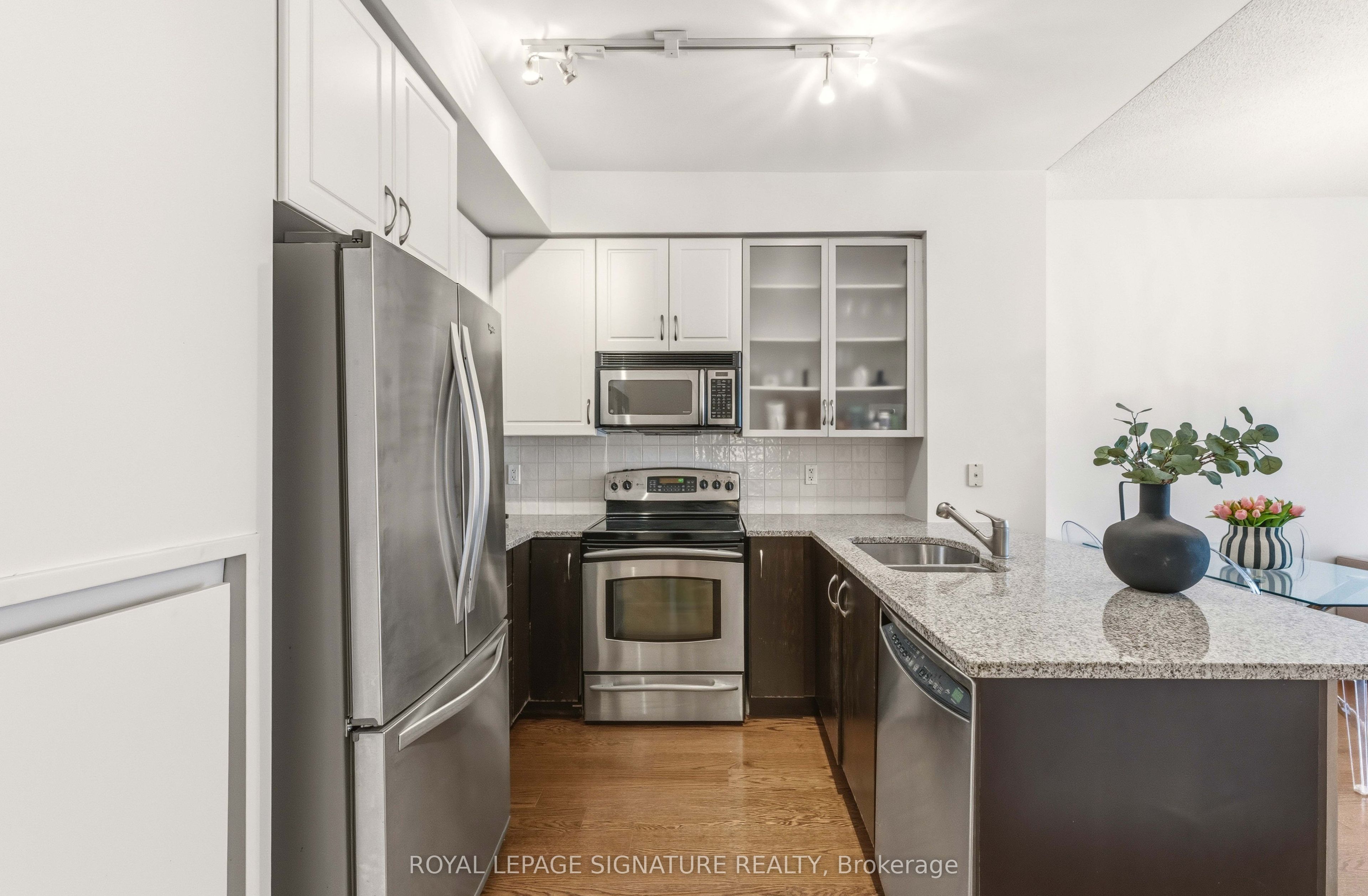 438 King Street W 712