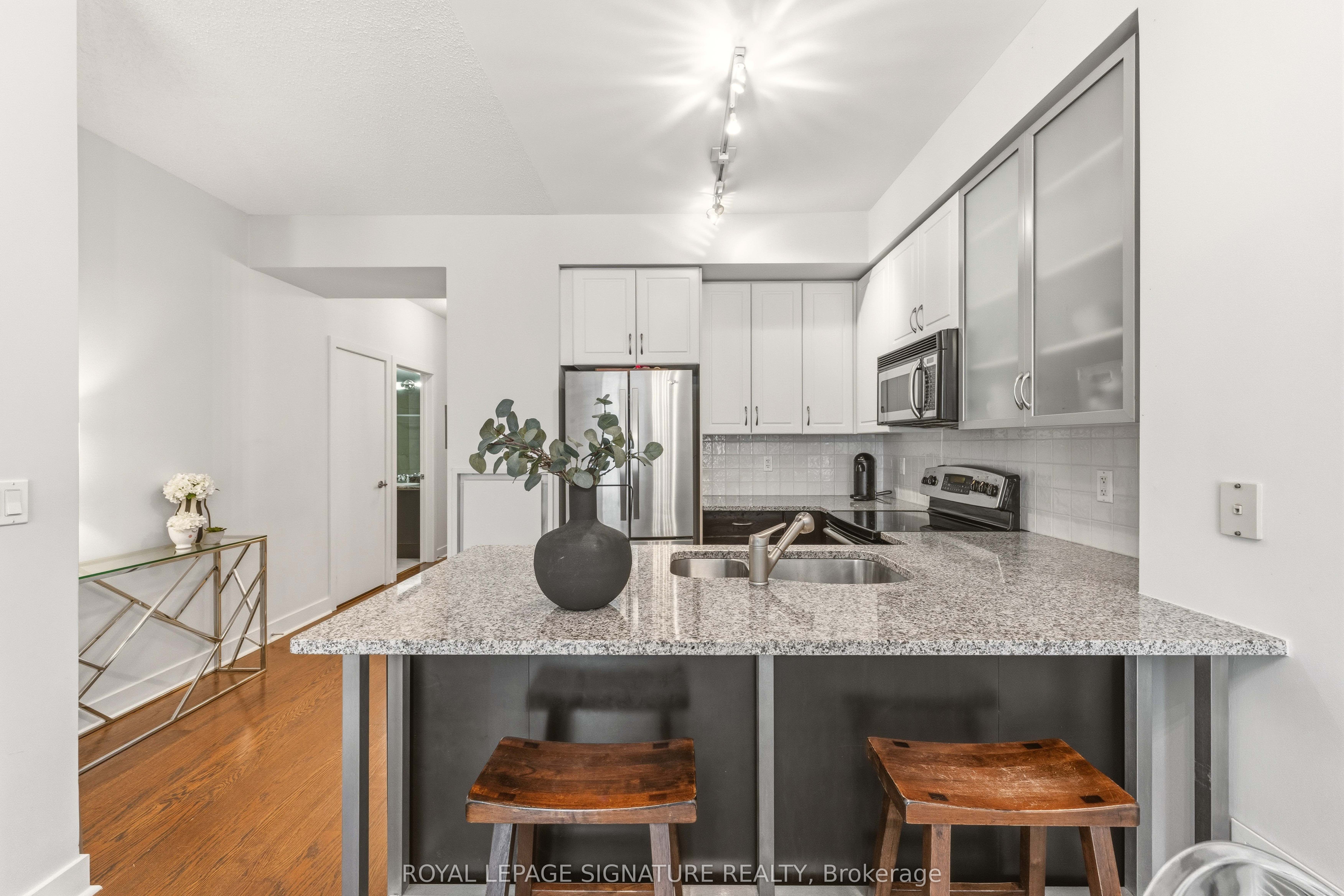 438 King Street W 712