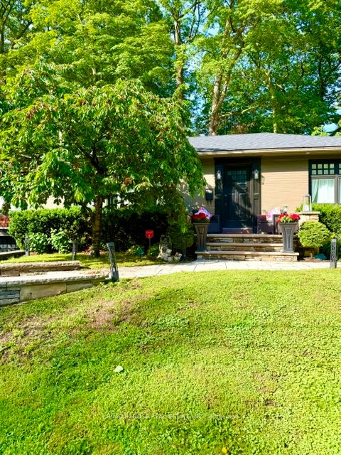 89 Holyrood Avenue