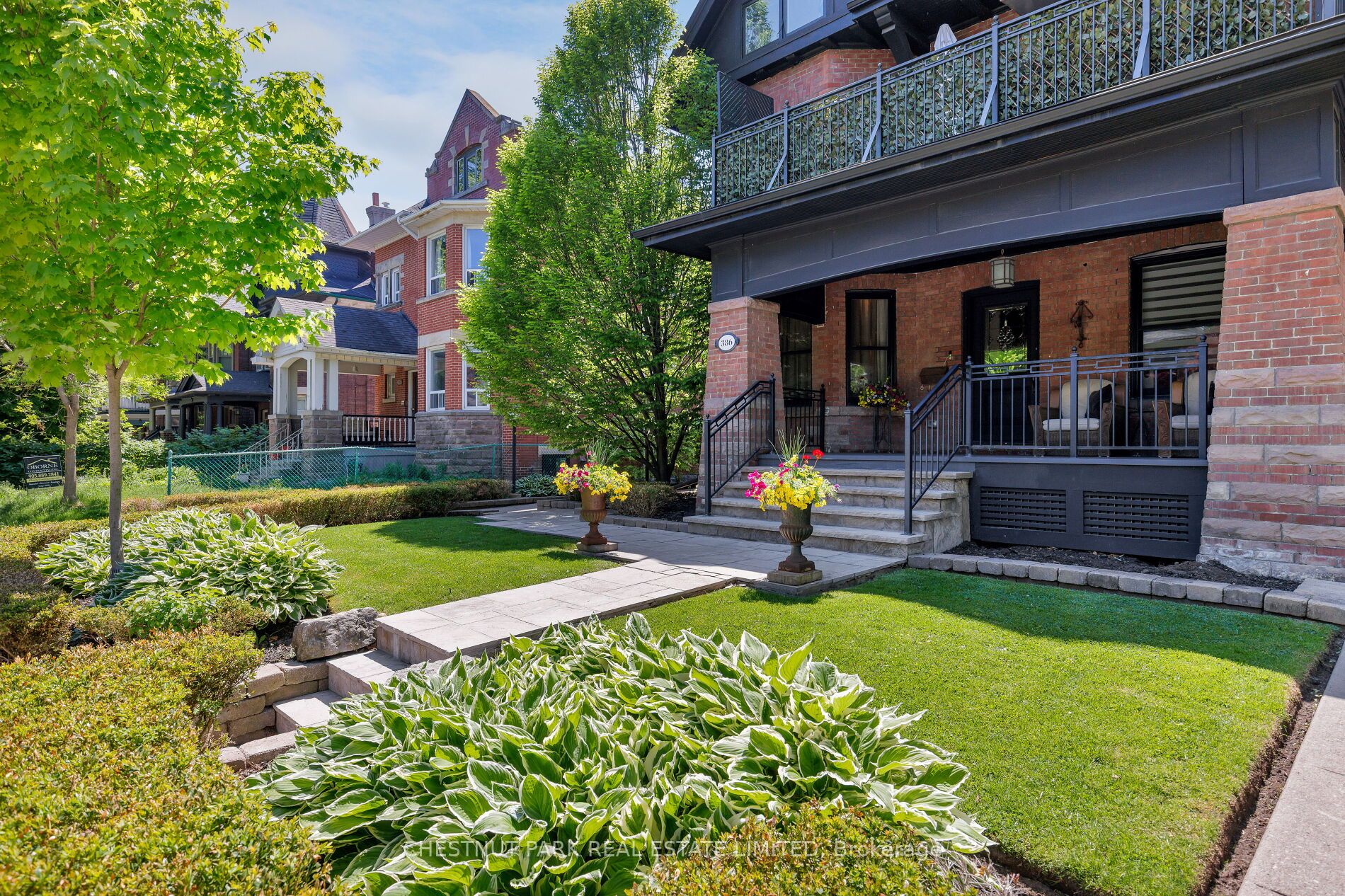 386 Palmerston Boulevard