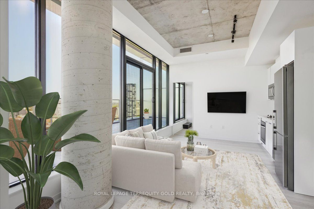 195 McCaul Street E 2003