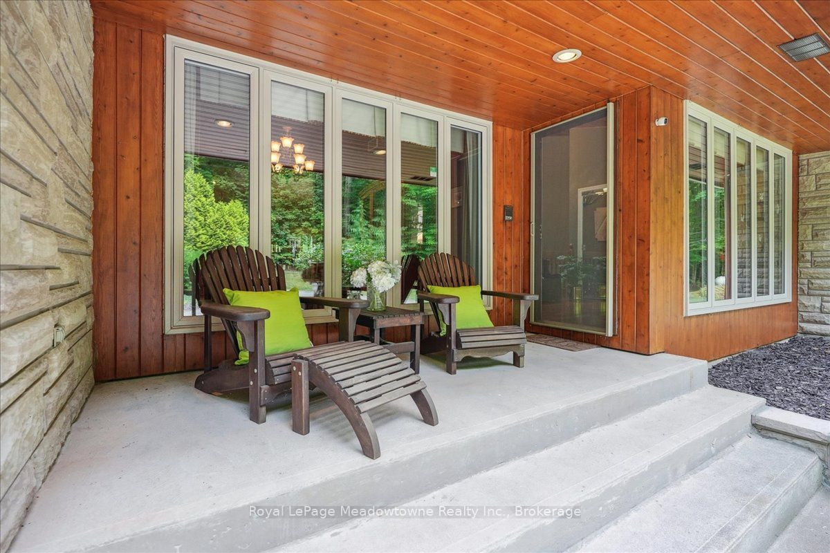 5590 STEELES Avenue W