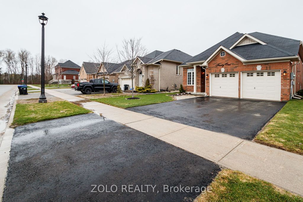 Photo of 41 Middleton Drive, Wasaga Beach, ON L9Z 0G8 (MLS # S13007272)