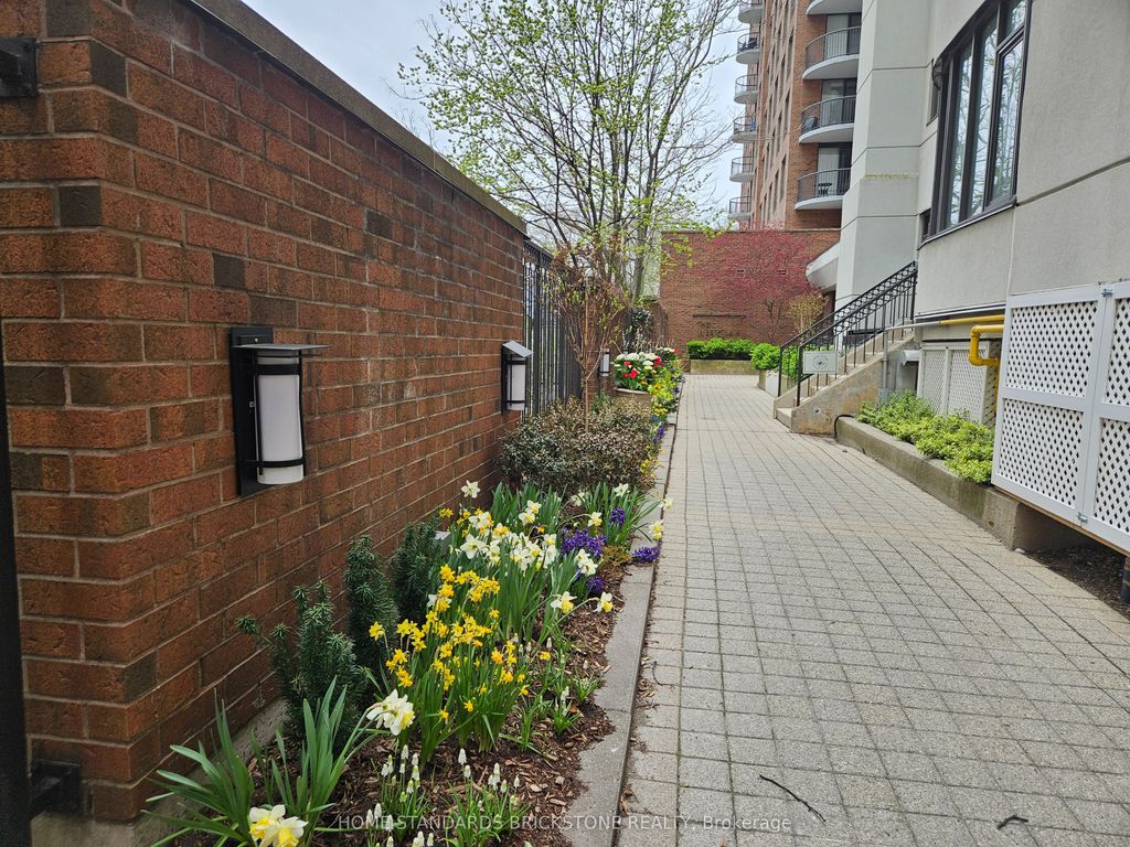 Photo of 47 St Clair Avenue W #803, Toronto, ON M4V 3A5 (MLS # C12431633)