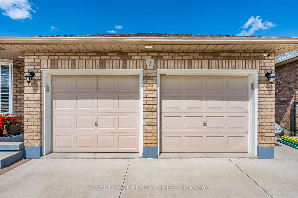 Photo of 3 Vineberg Drive, Hamilton, ON L9B 2P6 (MLS # X13703544)