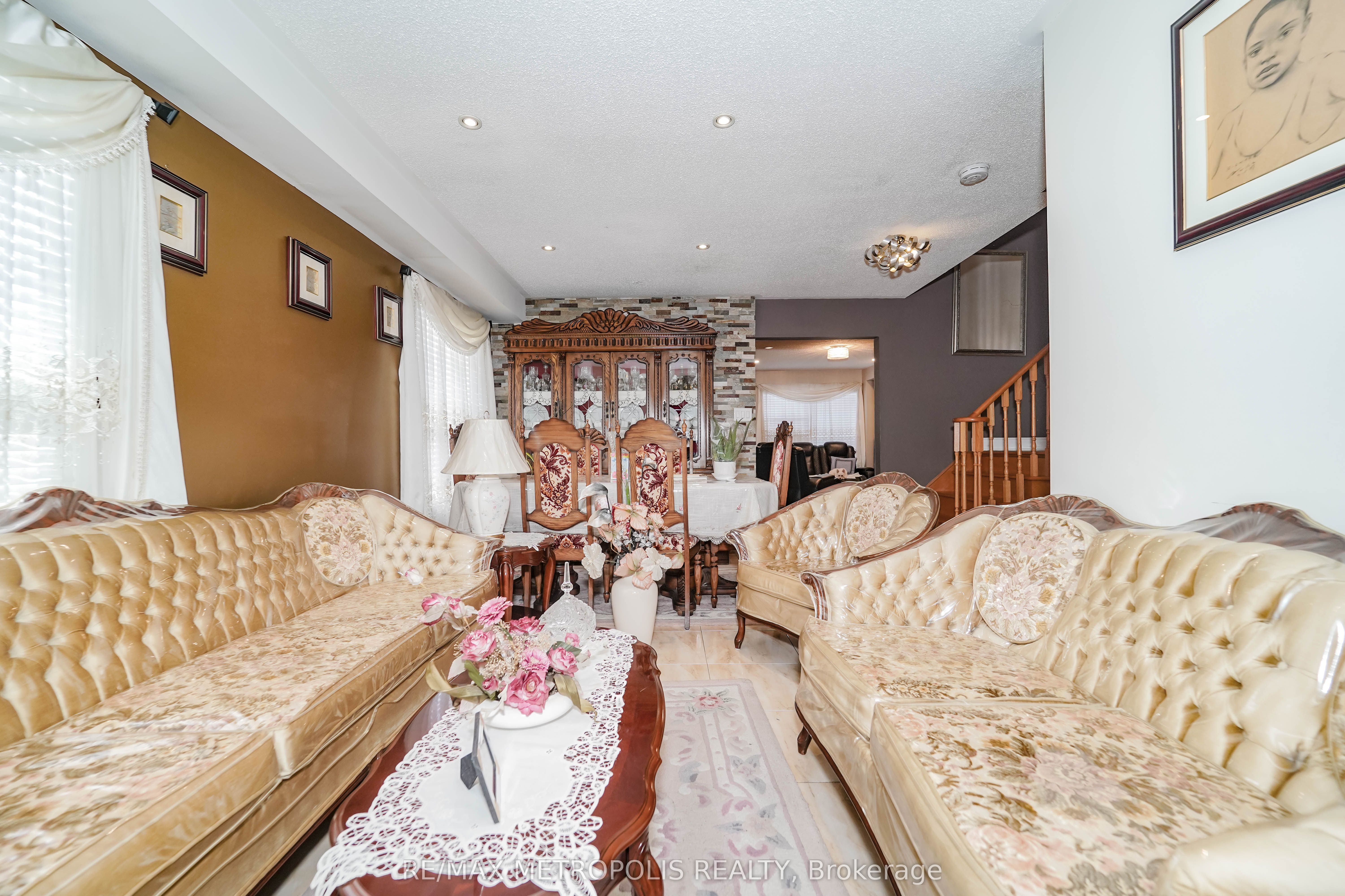 63 Echo Ridge Crescent