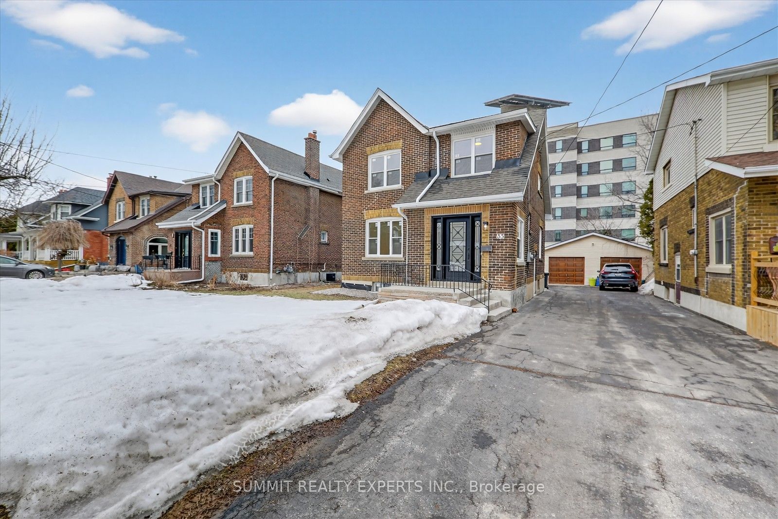35 Court Street N