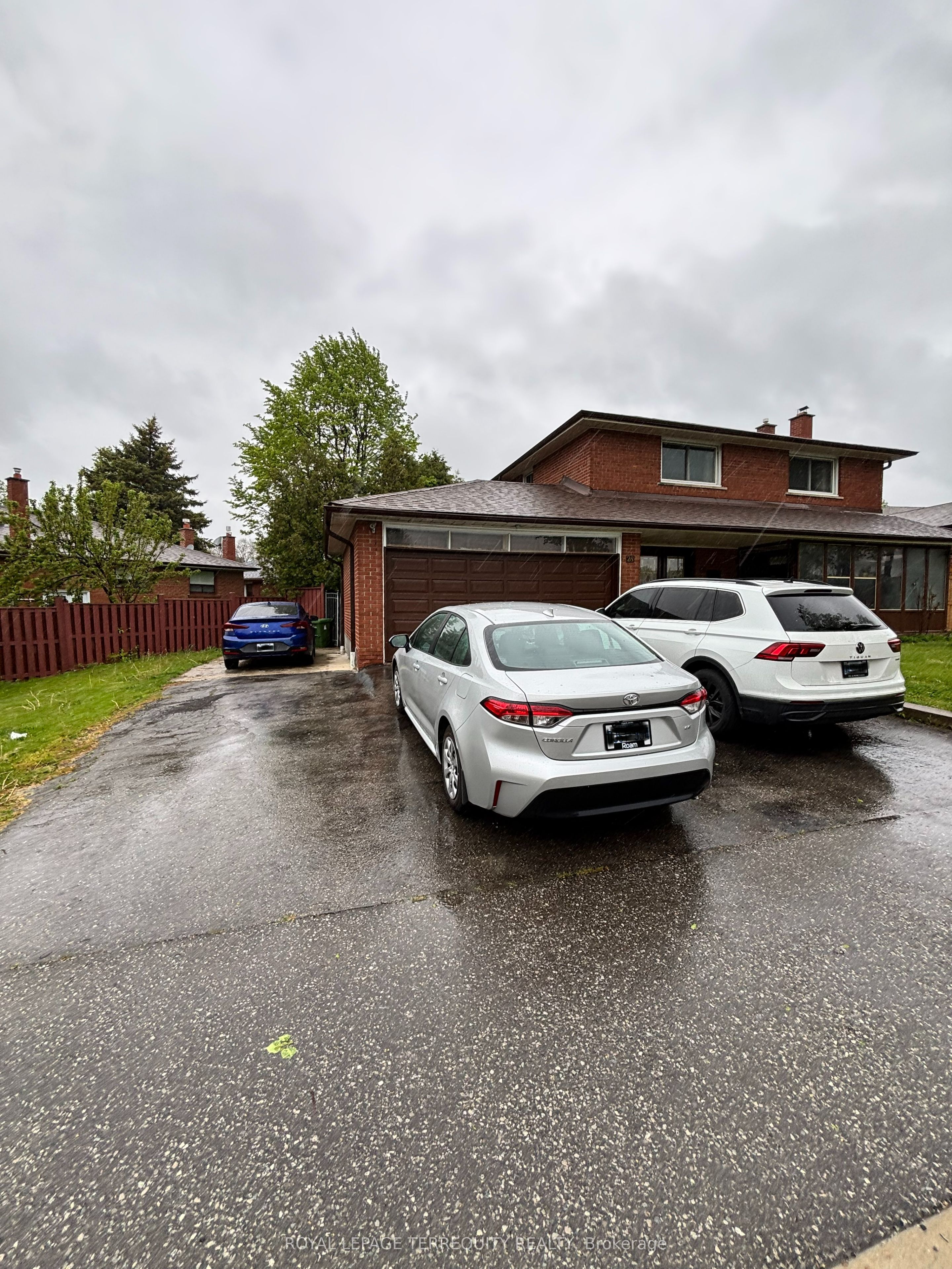 Photo 1 of 32 — 28 Keegan Crescent, Toronto, ON M3J 1G2