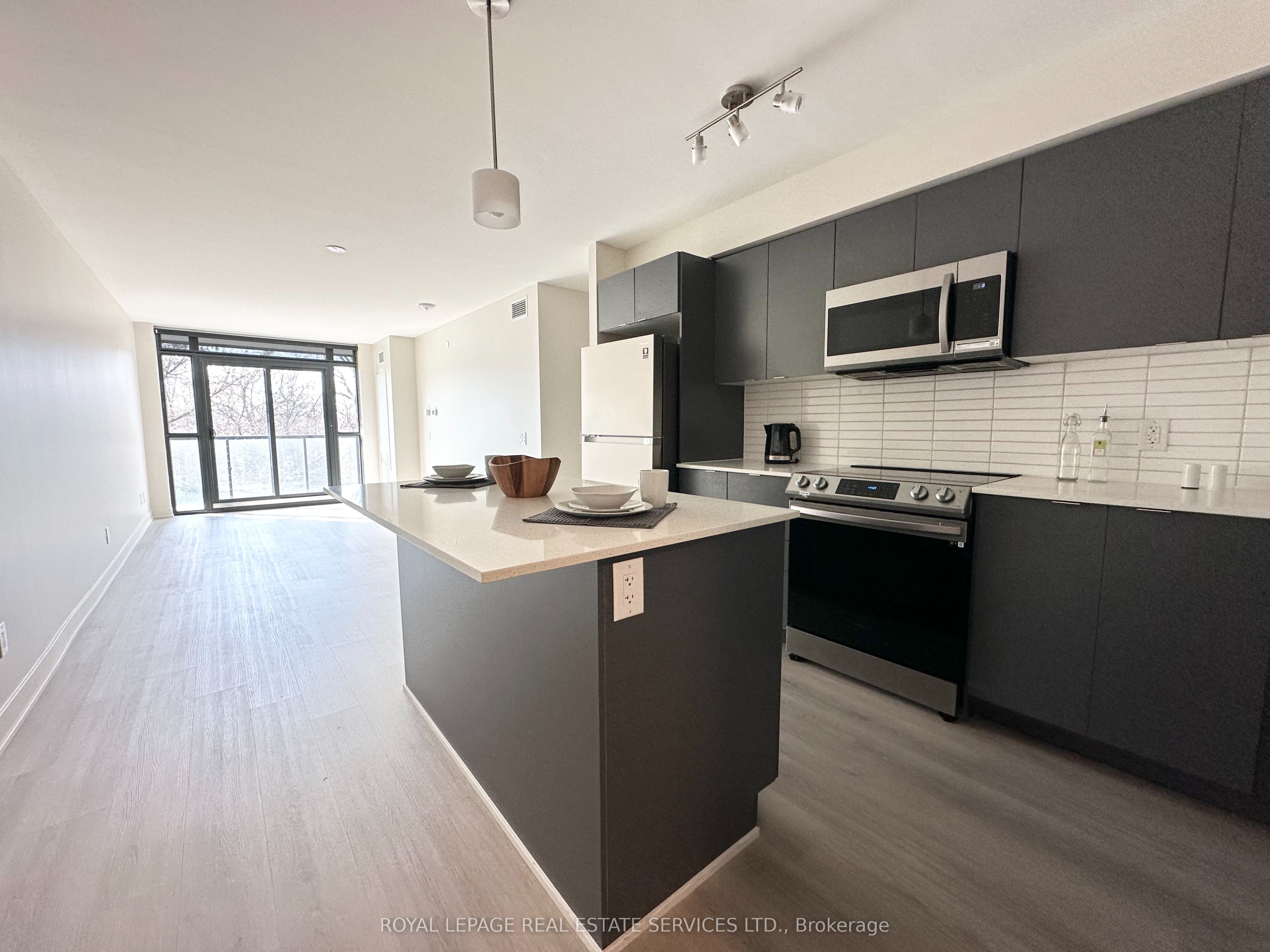 3385 Dundas Street W 323