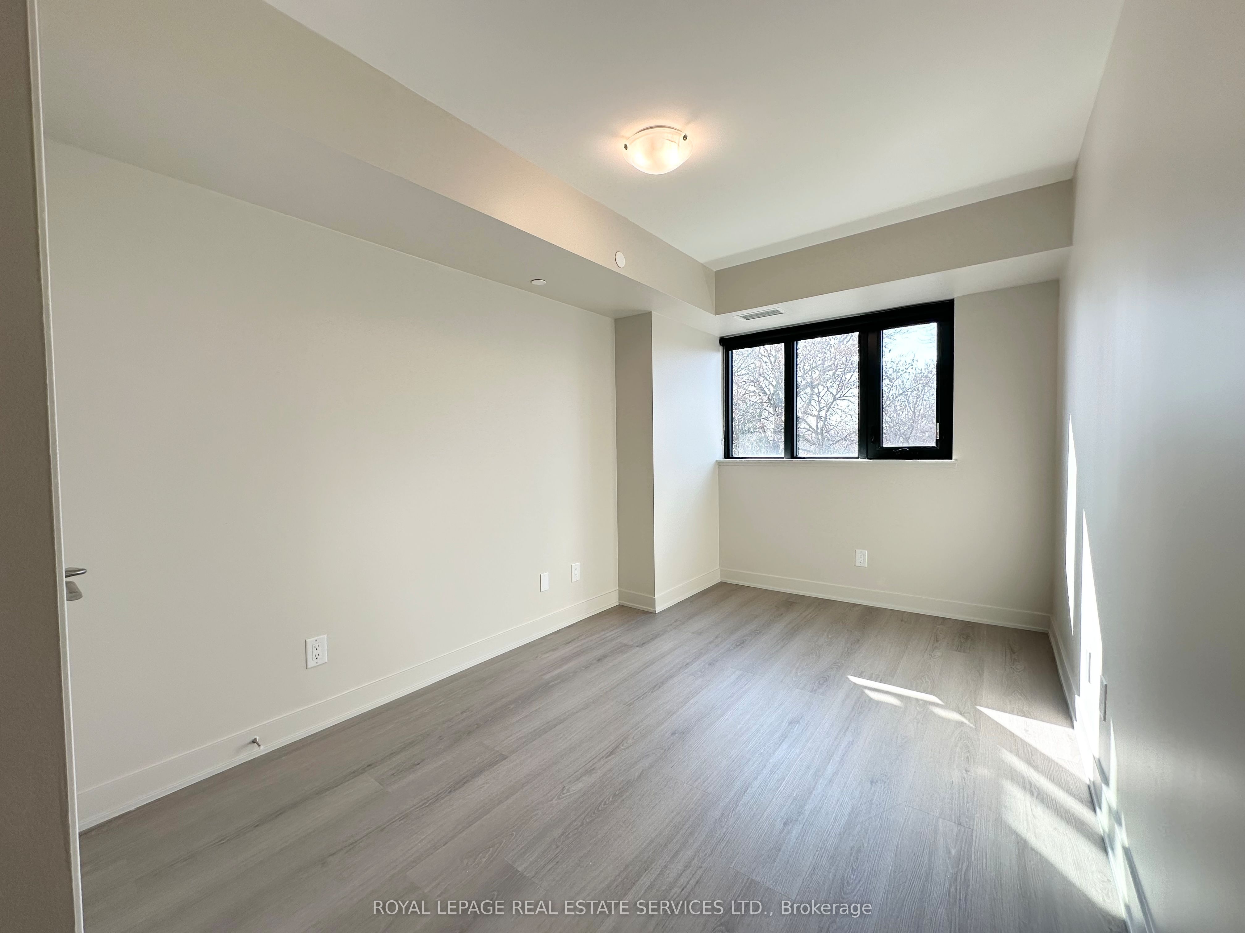 3385 Dundas Street W 323
