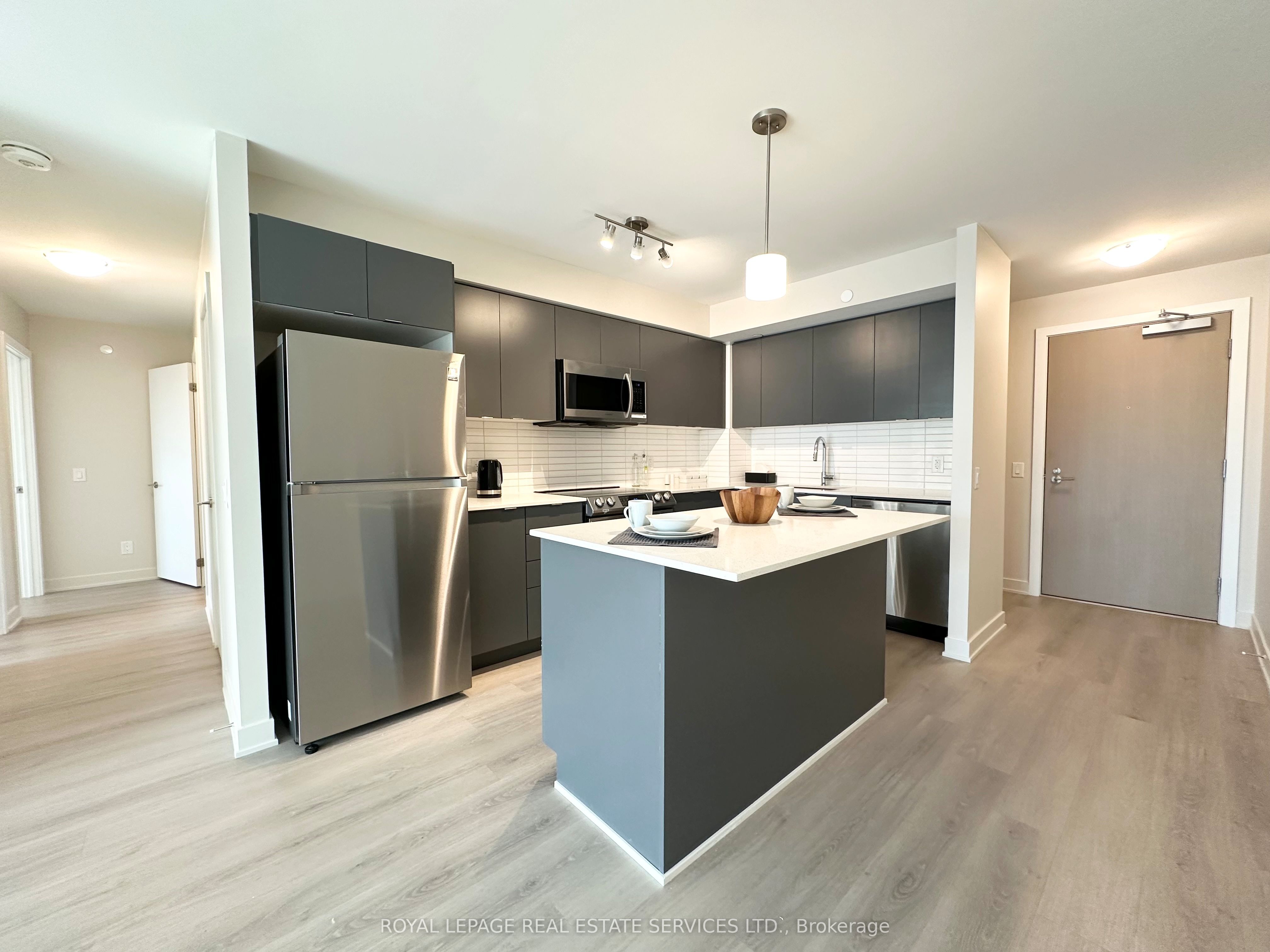 3385 Dundas Street W 323