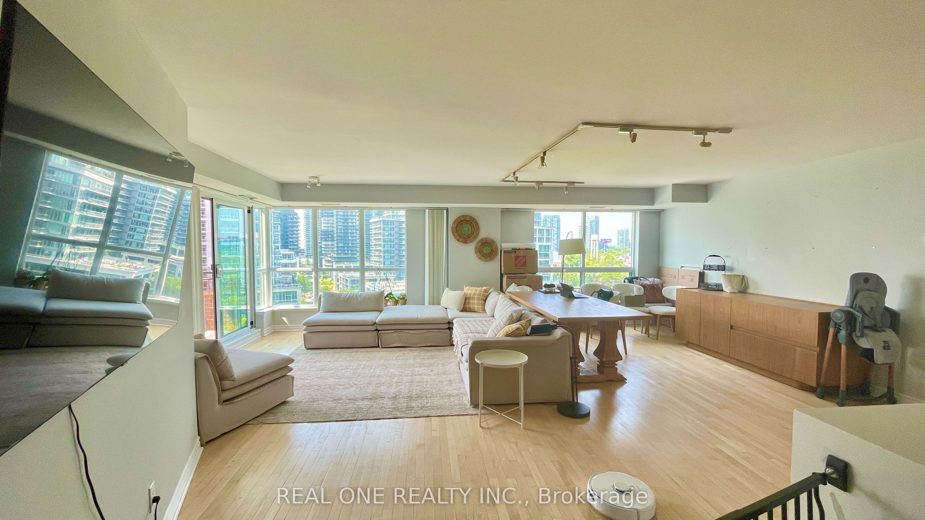 2111 Lake Shore Boulevard W 1017