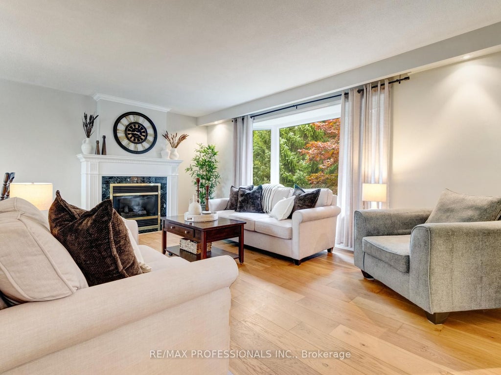 Photo of 652 Meadow Lane, Burlington, ON L7L 4R8 (MLS # W13778122)