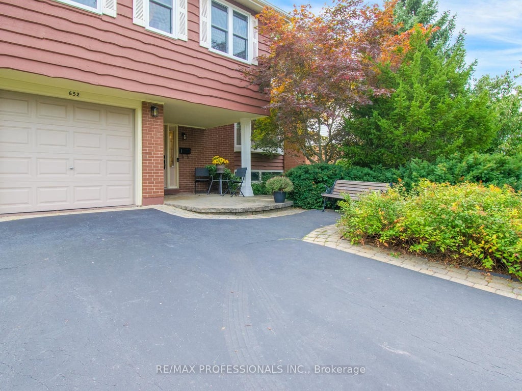 Photo of 652 Meadow Lane, Burlington, ON L7L 4R8 (MLS # W13778122)