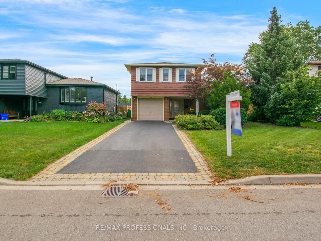 Photo of 652 Meadow Lane, Burlington, ON L7L 4R8 (MLS # W13778122)