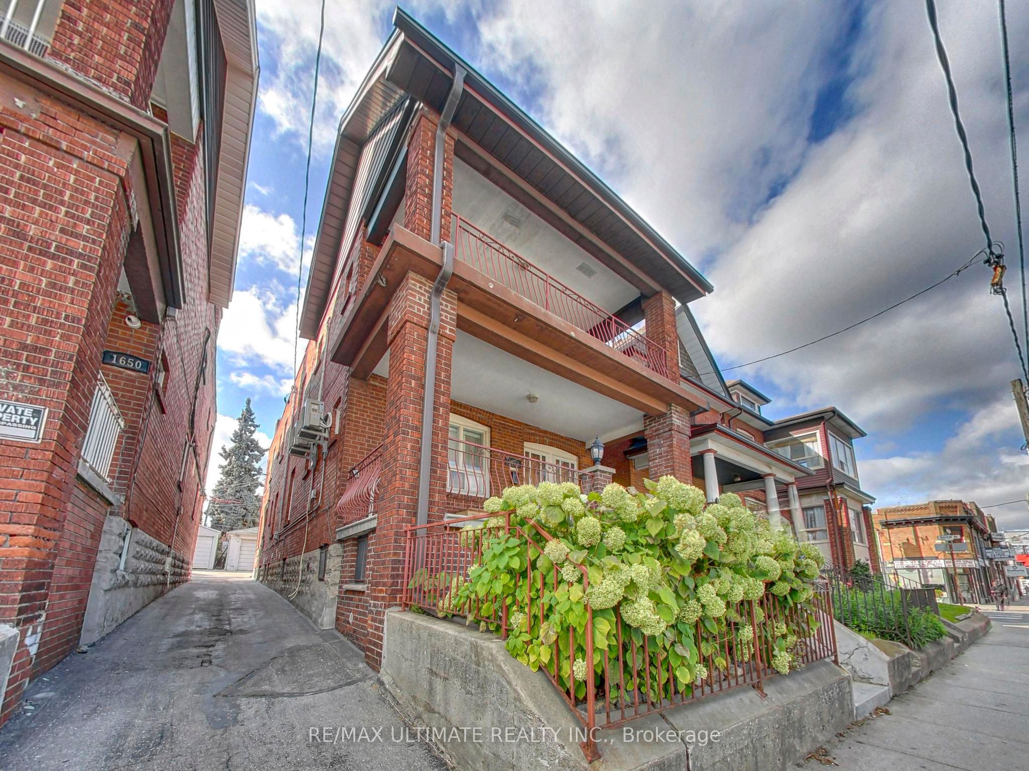 Photo 1 of 19 — 1652 Dufferin Street B, Toronto, ON M6H 3L8