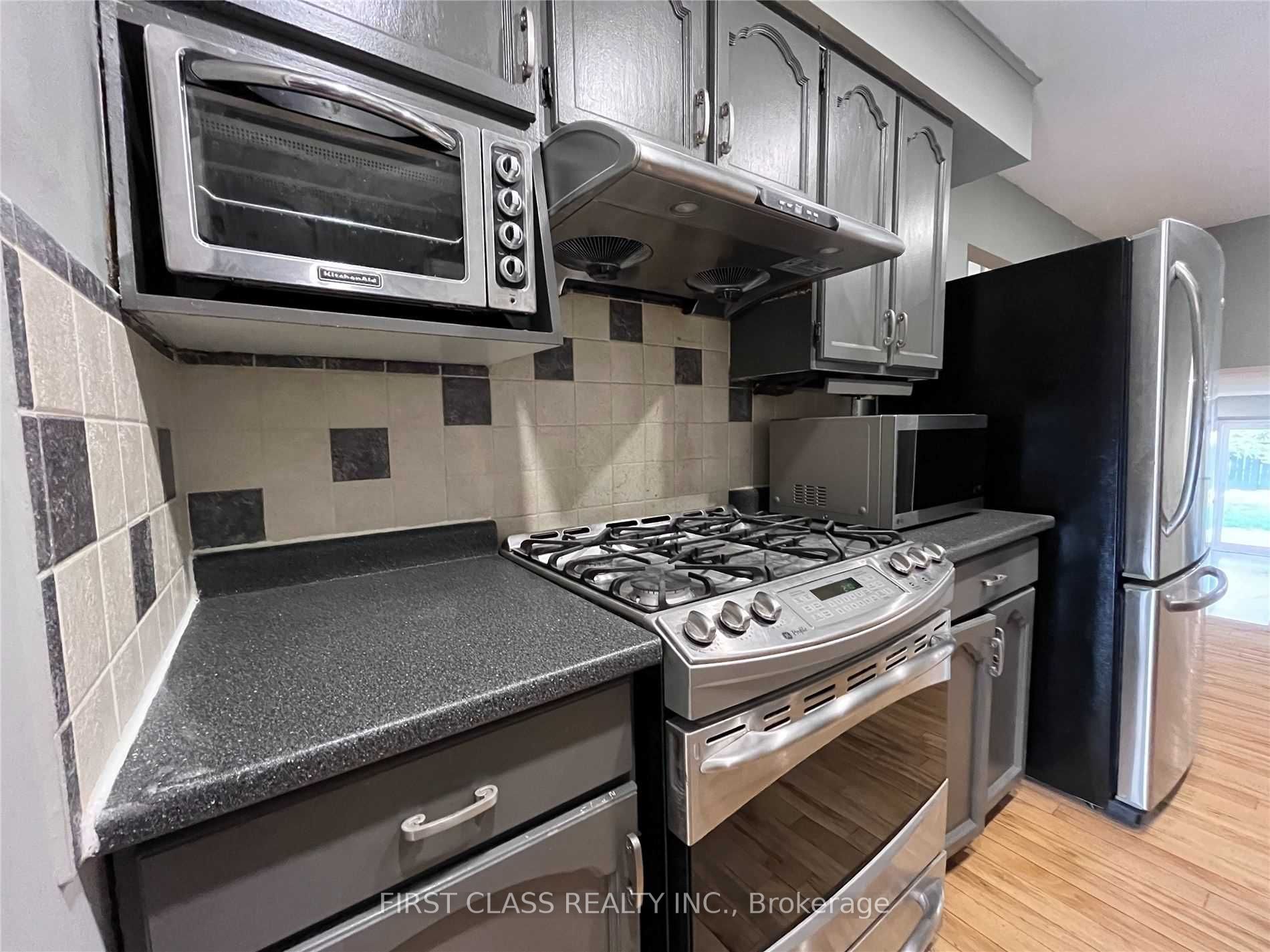 2571 Palisander Avenue Upper