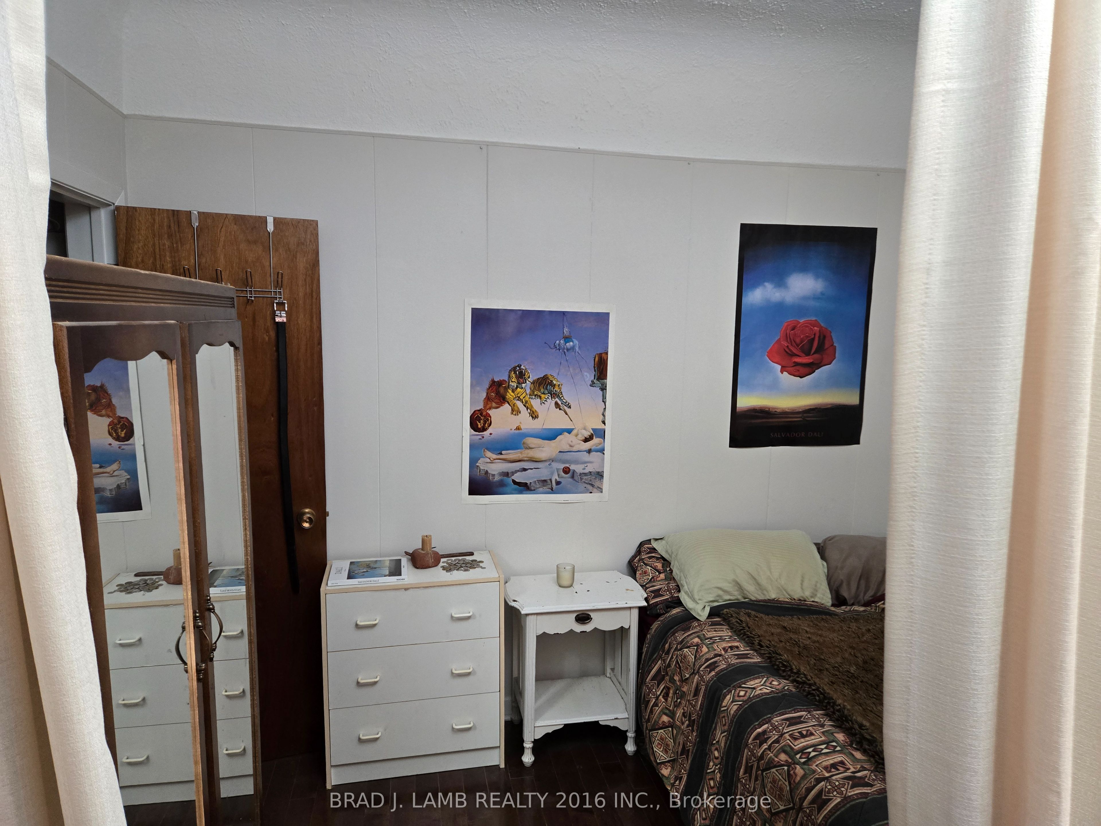 984 Dundas Street W 1