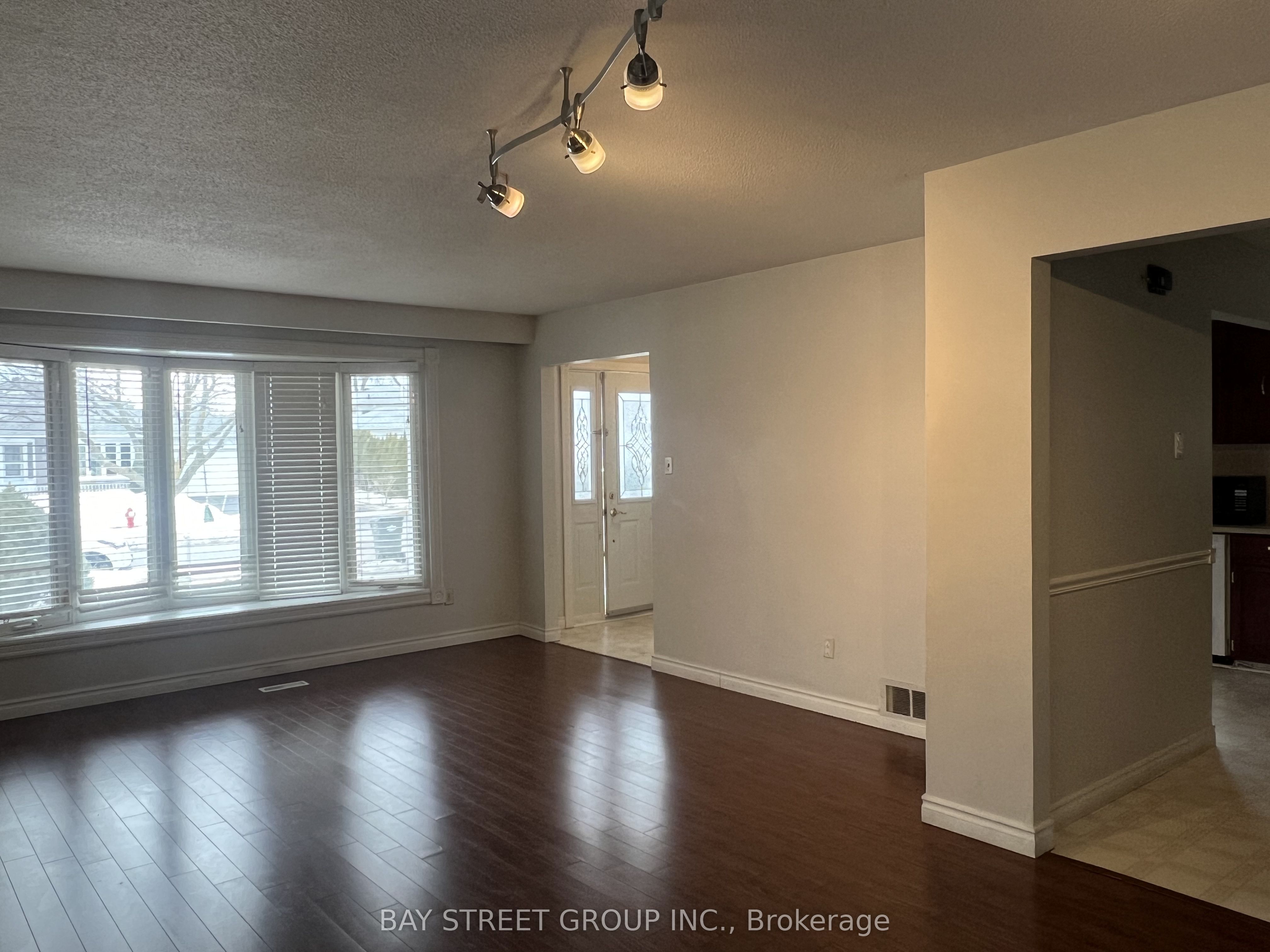 641 Eaglemount Crescent Upper