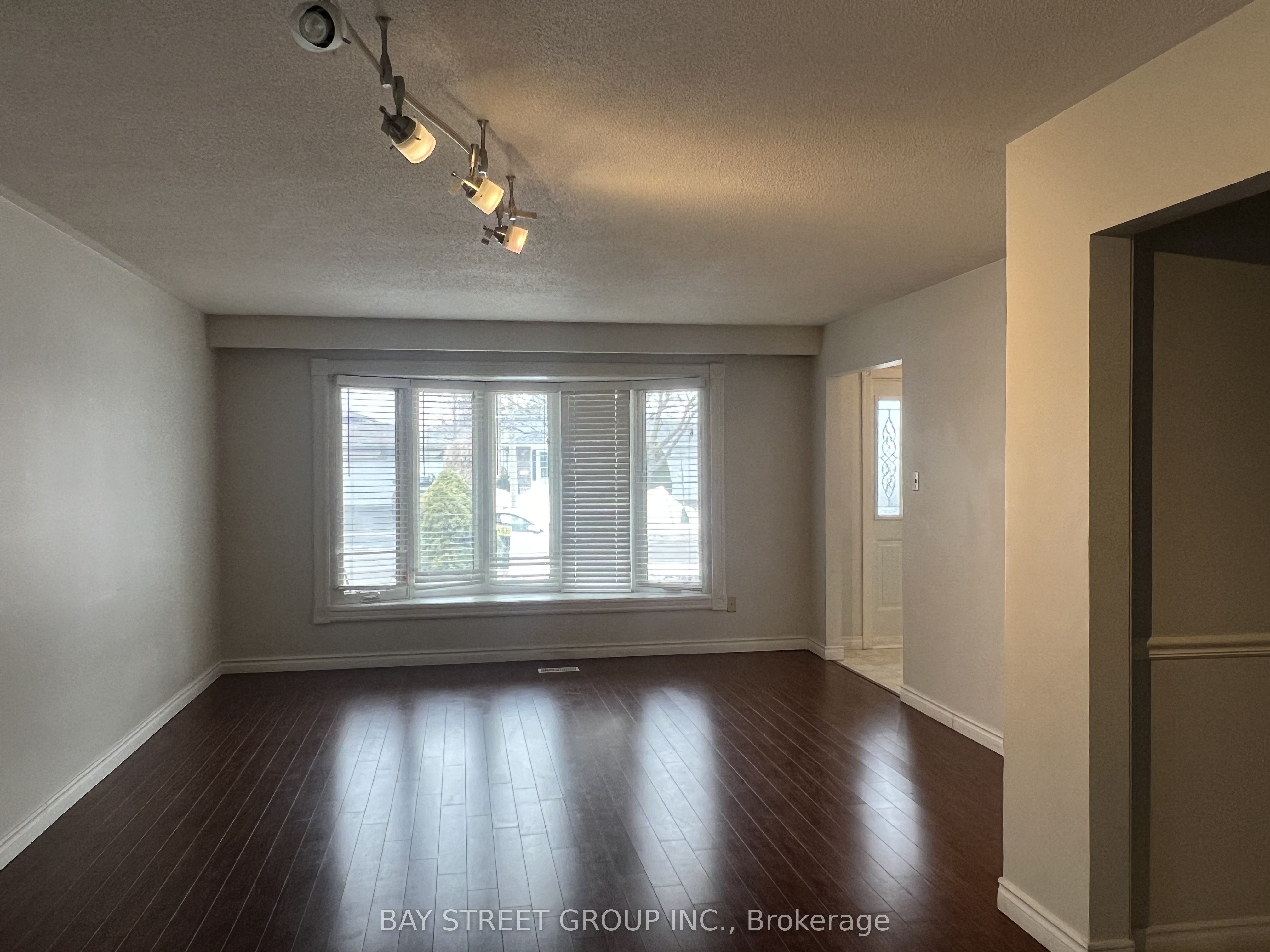 641 Eaglemount Crescent Upper