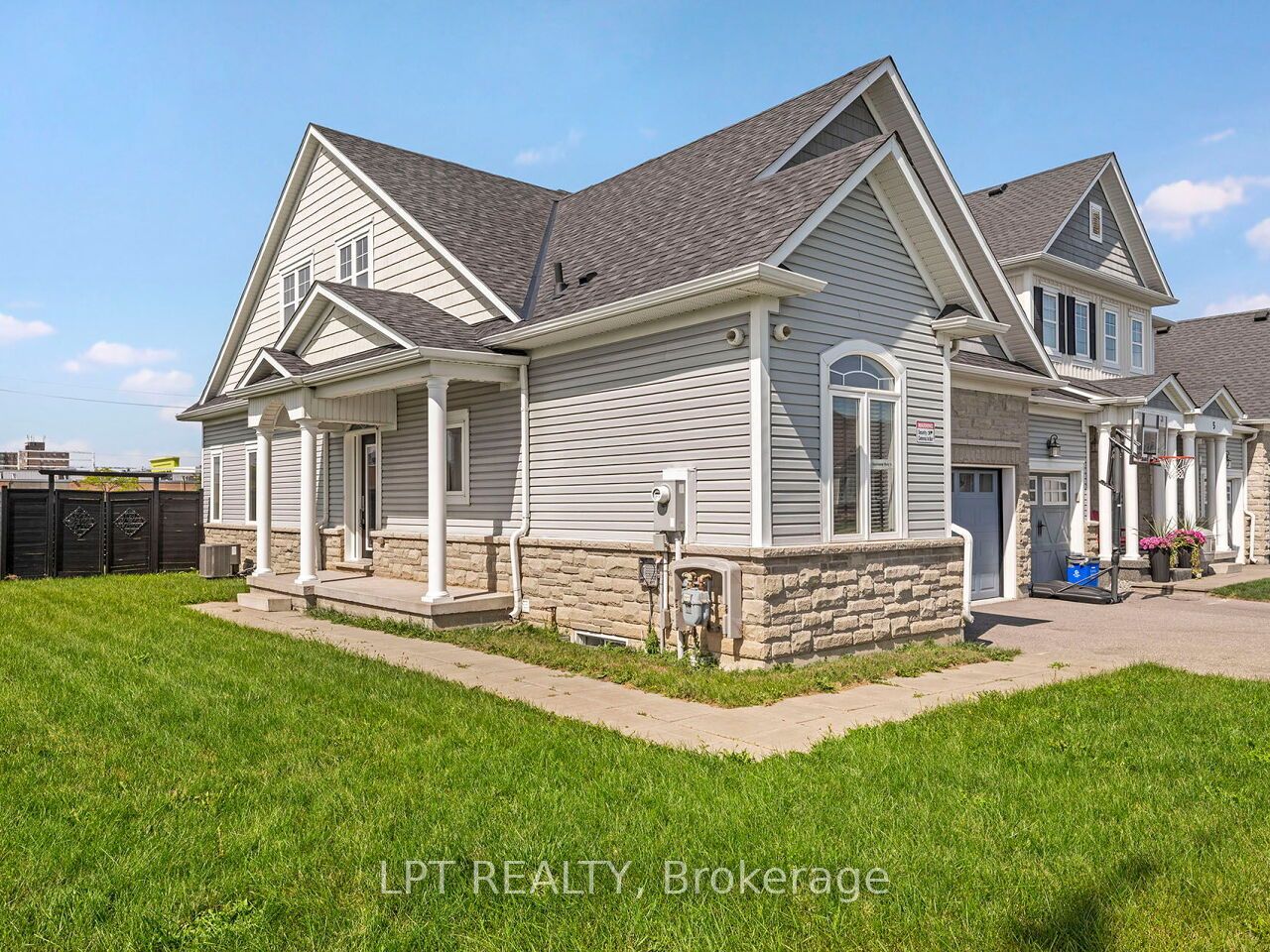 1 Dorchester Boulevard S