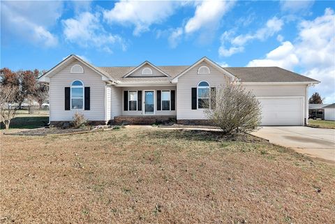 Photo of 114 Meadowood Drive, Anderson, SC 29626 (MLS # 20295179)