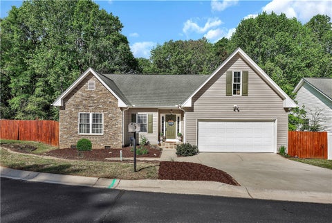 Homes For Sale - 101 Riviera Circle<br/> Anderson, SC 29621