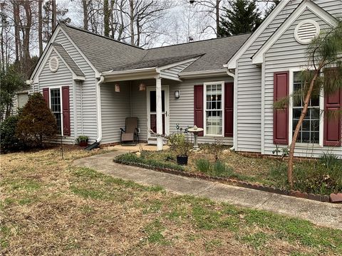 Photo of 229 Cub Cove Drive, Walhalla, SC 29691 (MLS # 20297979)