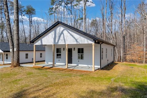 Photo of 424 E Sheffield Drive, Westminster, SC 29693 (MLS # 20298350)