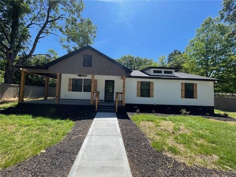 Photo of 2611 Anderson Highway, Williamston, SC 29697 (MLS # 20299825)