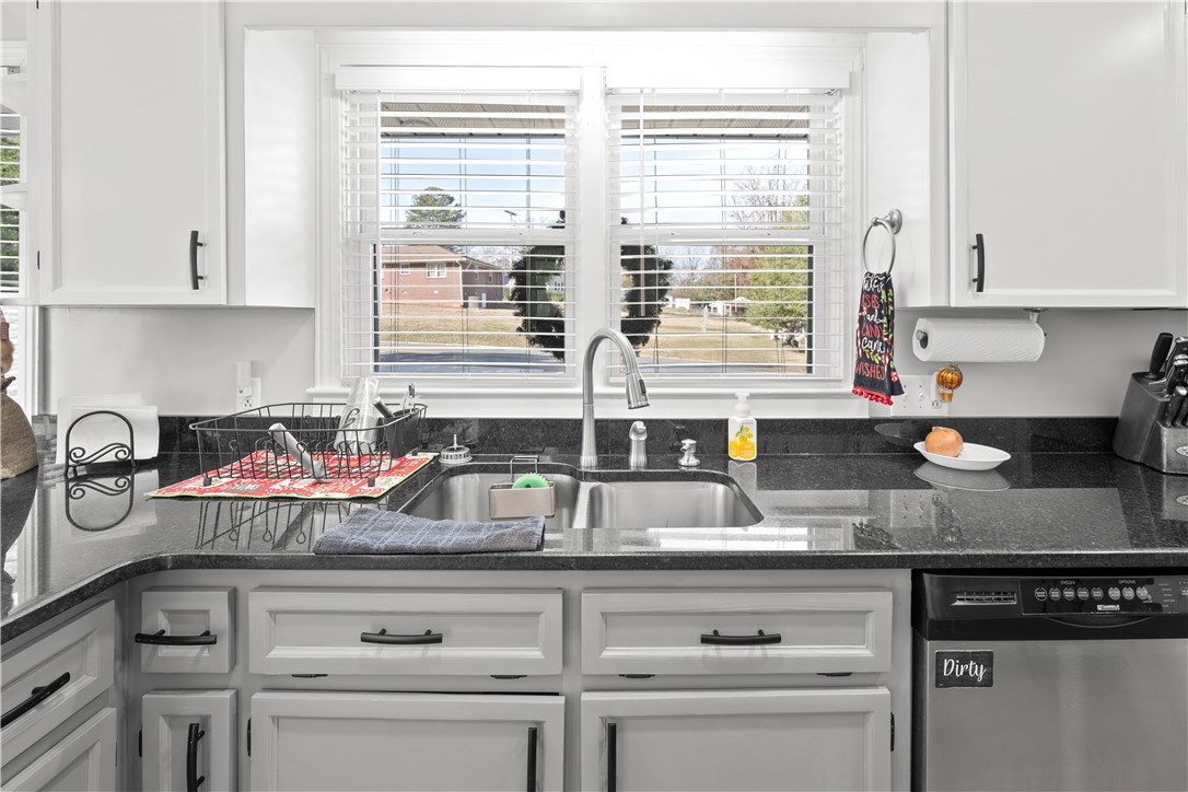 Anderson, South Carolina 29621, United States, 5 Bedrooms Bedrooms, ,3 BathroomsBathrooms,Residential,Pending,26253