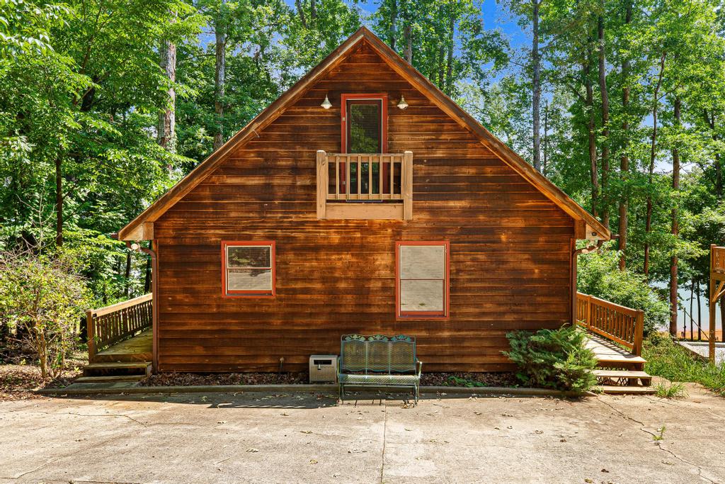 This charming cabin home offers serene lakefront l