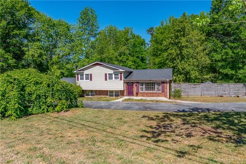 Photo of 100 Woodburn Drive, Taylors, SC 29687 (MLS # 20300598)