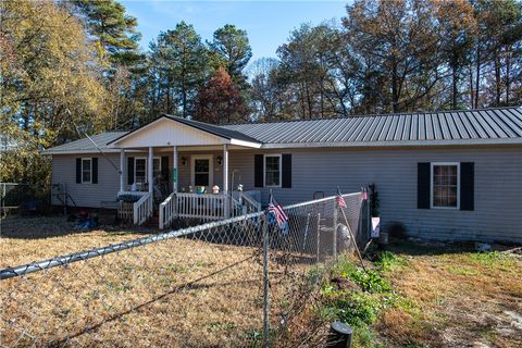 Photo of 115 McNair Drive, Westminster, SC 29693 (MLS # 20294950)