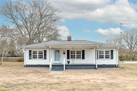 Homes For Sale - 615 Belton Highway<br/> Williamston, SC 29697