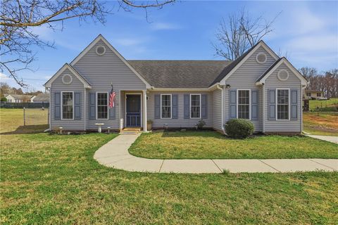 Photo of 307 Forest Creek Drive, Seneca, SC 29678 (MLS # 20297874)