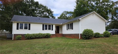 Photo of 304 Stonehaven Drive, Anderson, SC 29625 (MLS # 20295548)